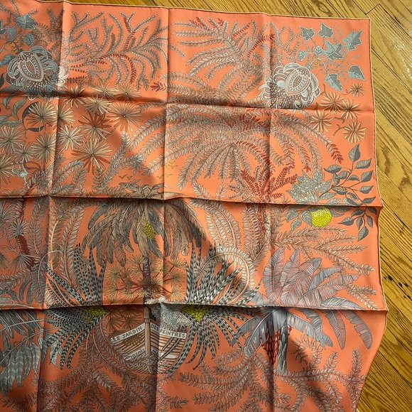 Authentic scarf by Hermes’ only serious buyers - Picture 3 of 4